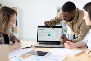 personas-en-computador-analisis