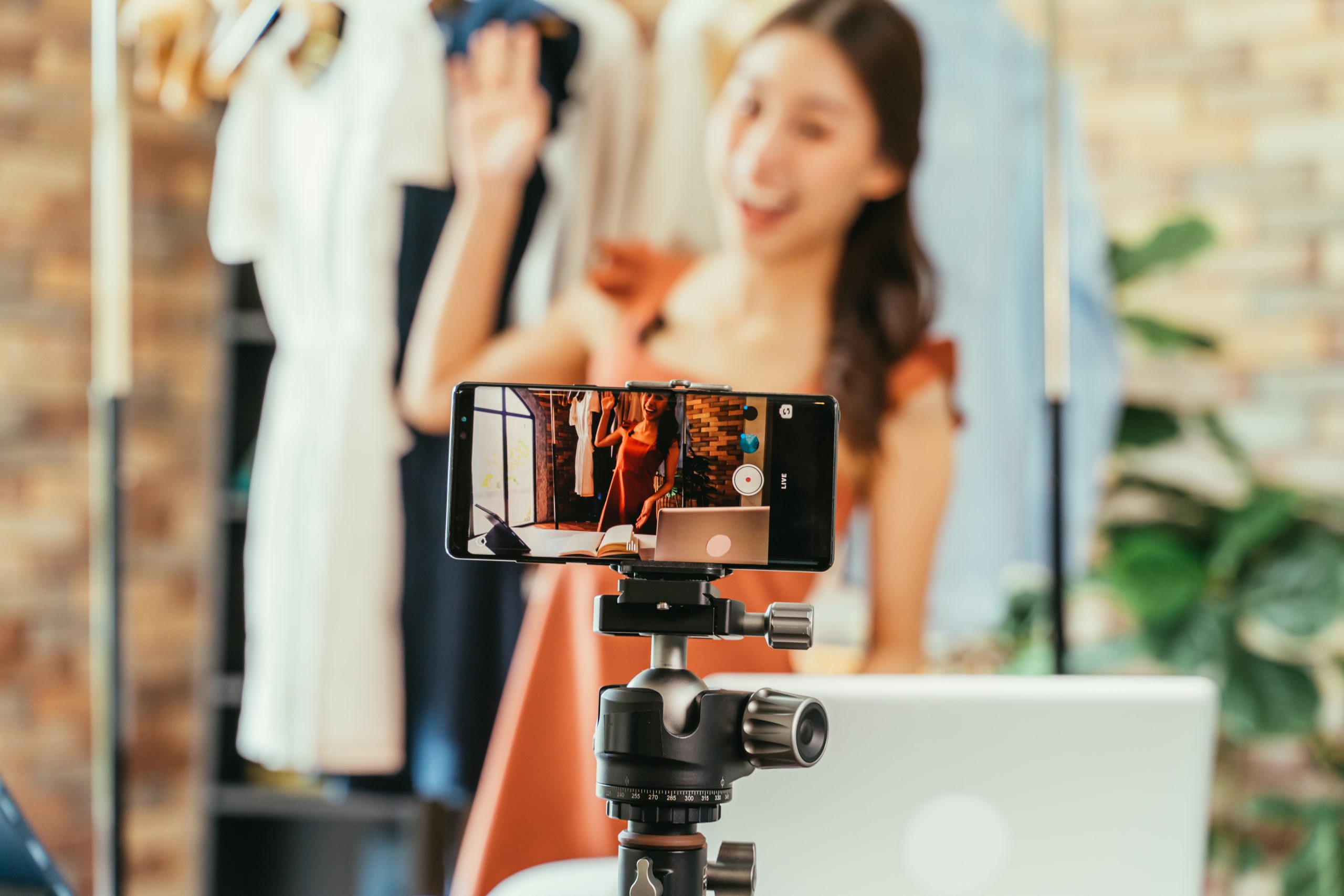chica-tomando-serlfie-foto-influencer-geco-tripode