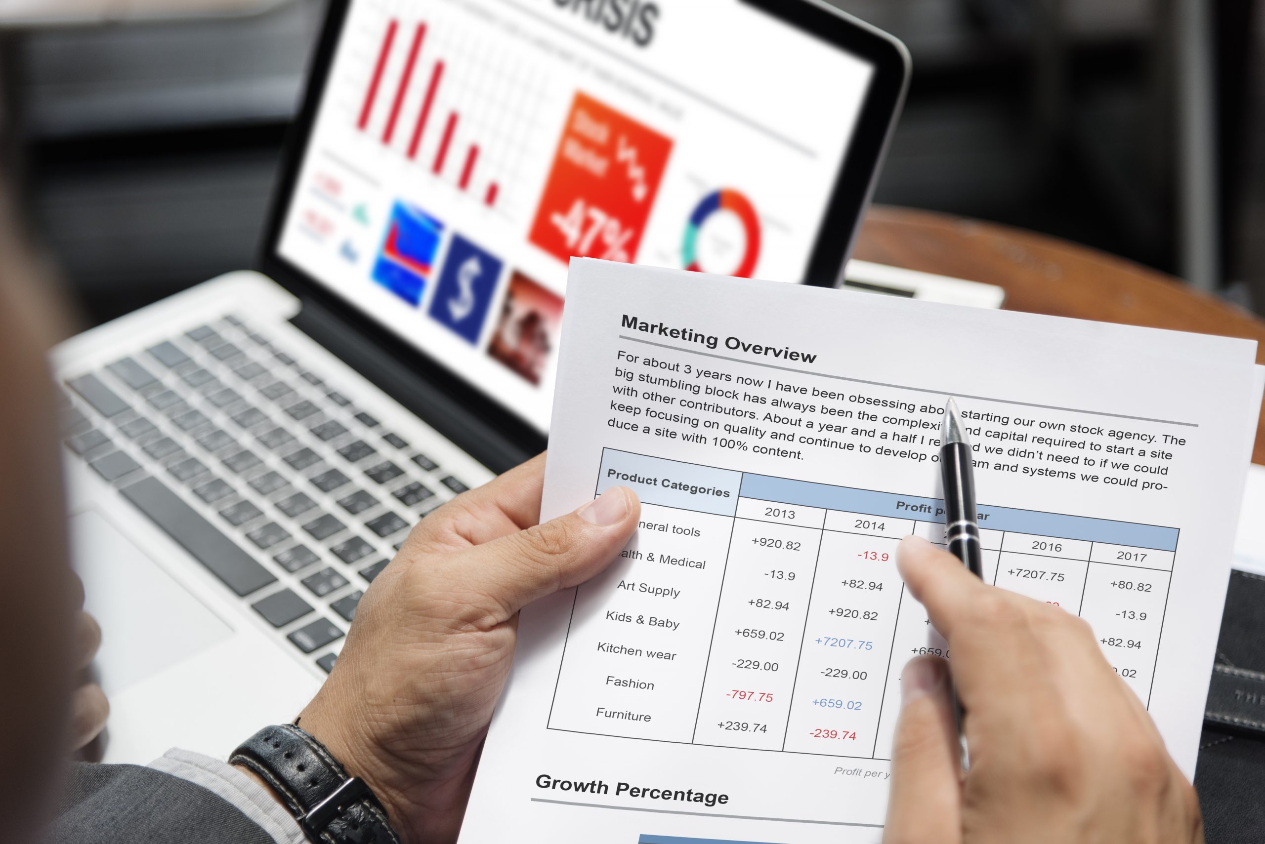 documento-revision-marketing-compu-pantalla-estadisticas